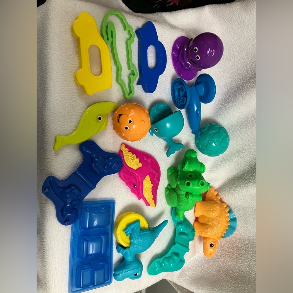 Play-Doh Multicolor toy tool lot. Dinosaurs, Sea Creatures, Vehicles